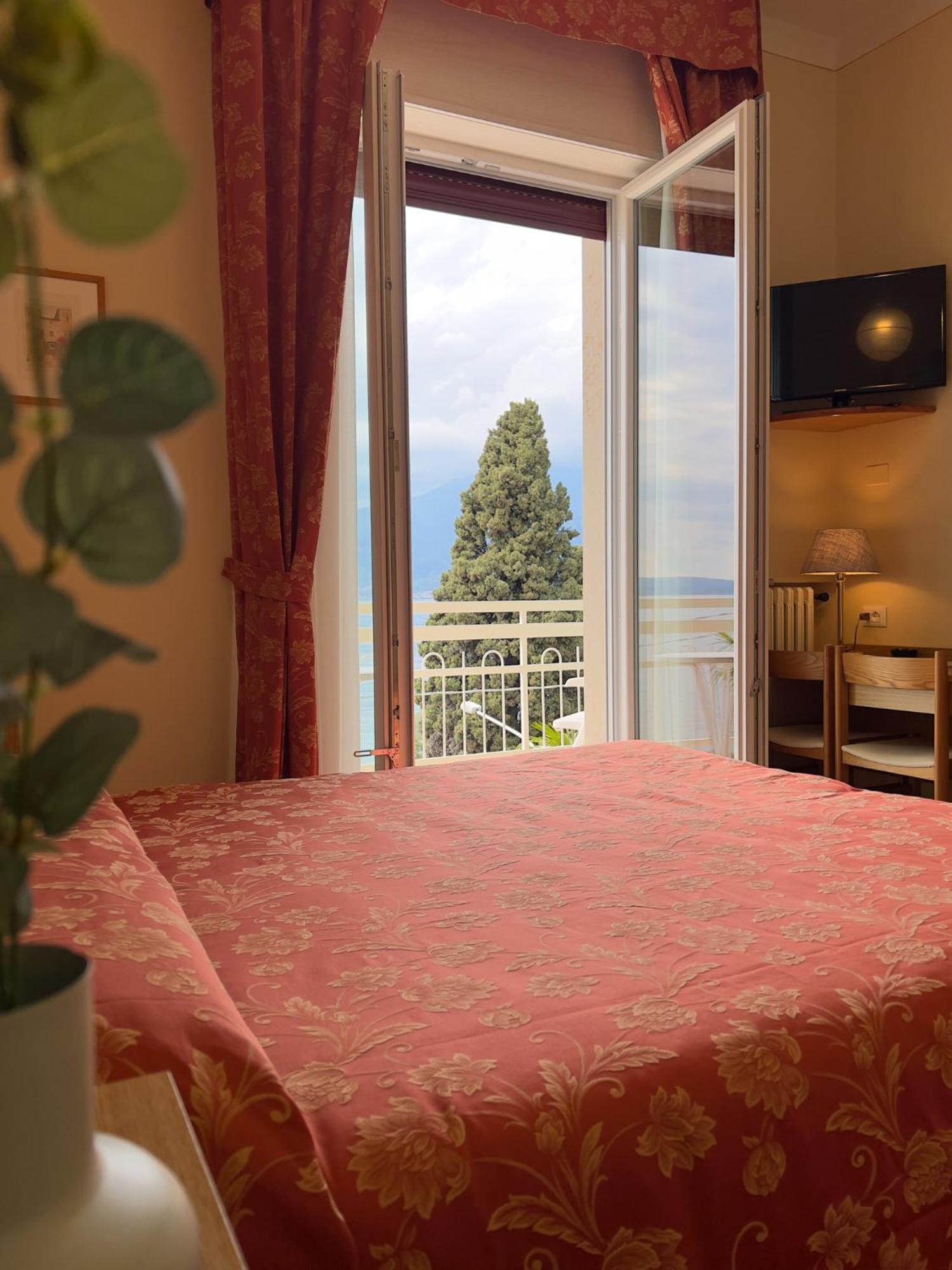 Hotel Benacus ตอร์รีเดลเบนาโก ภายนอก รูปภาพ